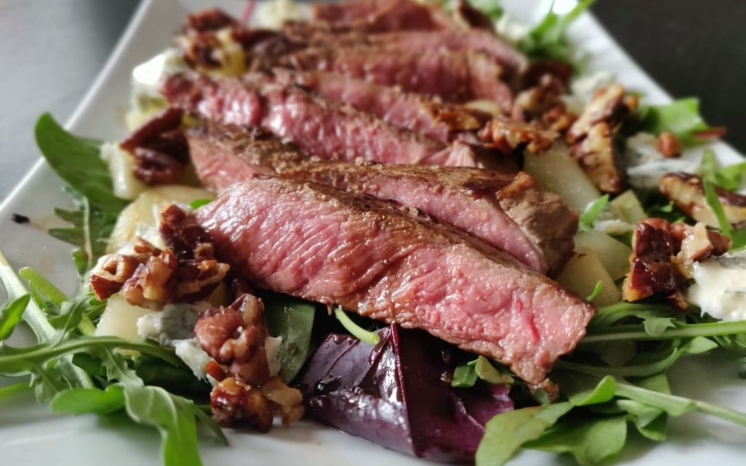 RUMP STEAK S KARAMELIZOVANÝMI HRUŠKAMI, PEKANY A GORGONZOLOU