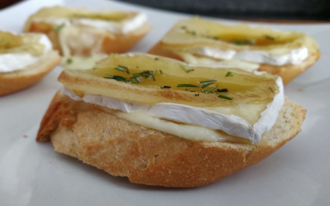 CROSTINI SE SÝREM BRIE, OPEČENOU HRUŠKOU A MEDEM