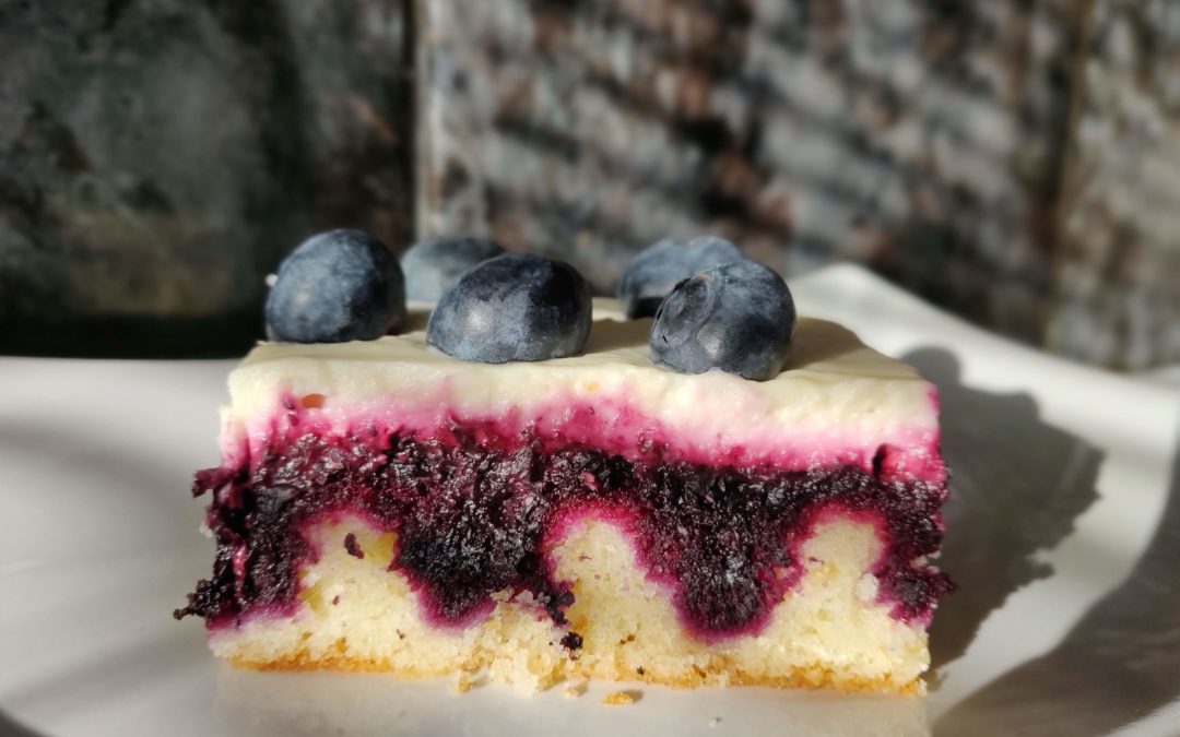 BUCHTA S BORŮVKAMI A KRÉMEM (POKE CAKE)